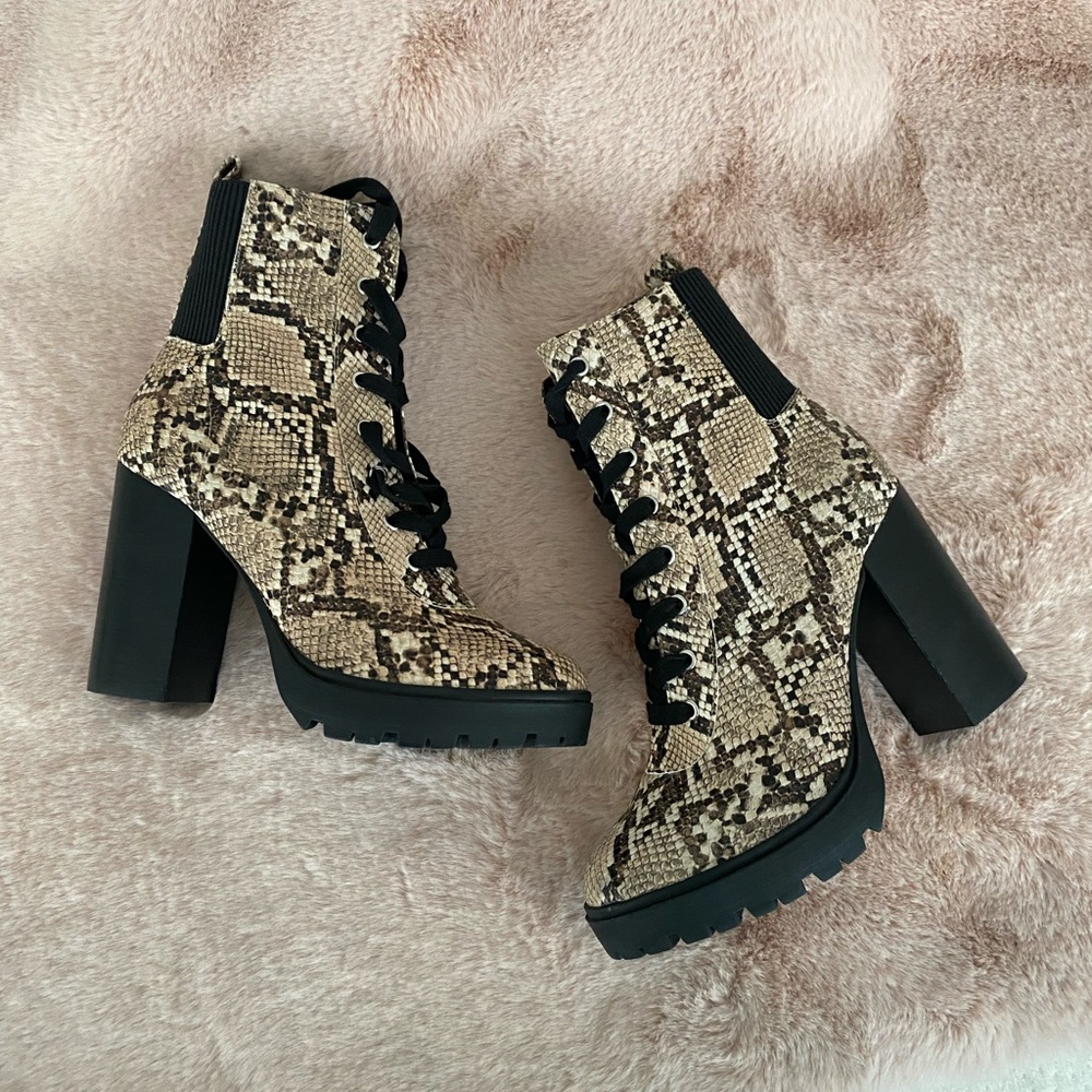 NEW Steve Madden Latch Boots